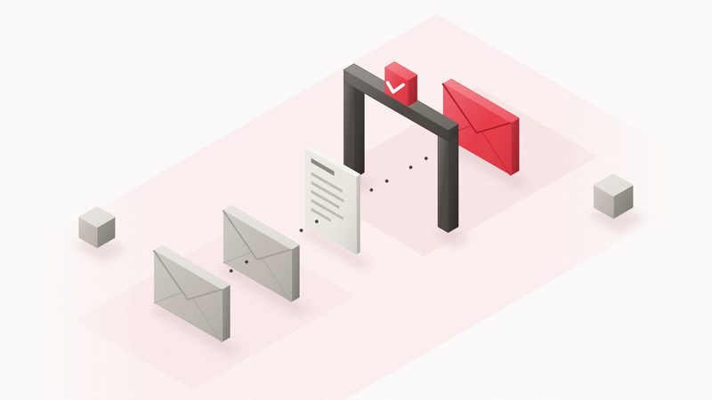 Ilustración isométrica: sobres grises que avanzan por una línea de puntos hacia un arco de control; el sobre que lo cruza es rojo y una hoja de borrador espera su marca de aprobación