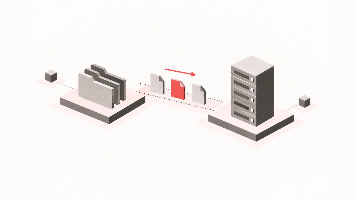 Archivos viajando por un puente entre una carpeta del computador y una torre de servidor