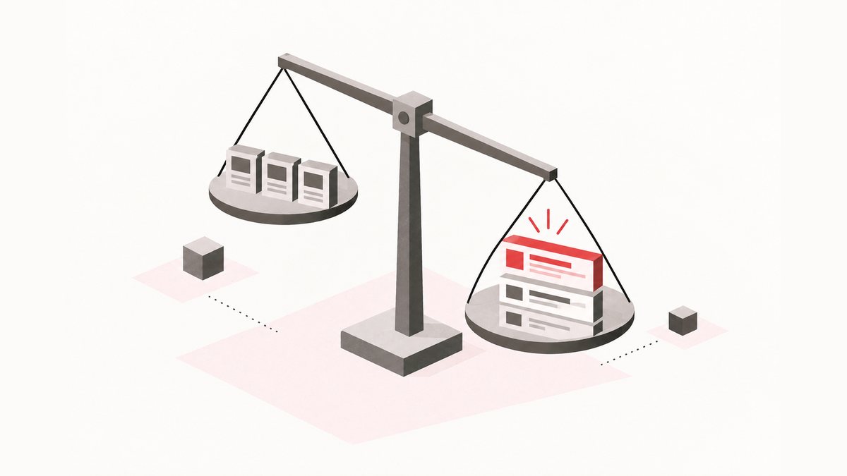 Balanza que compara tres bloques de plantilla genérica idénticos contra un sitio web construido por capas