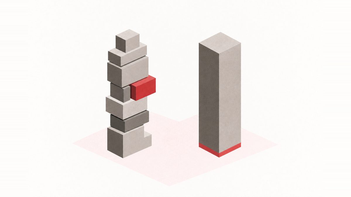 Ilustración isométrica: a la izquierda una torre de bloques modulares apilados y desalineados, con una pieza roja que no encaja; a la derecha una pieza sólida de un solo cuerpo con una franja roja en la base.